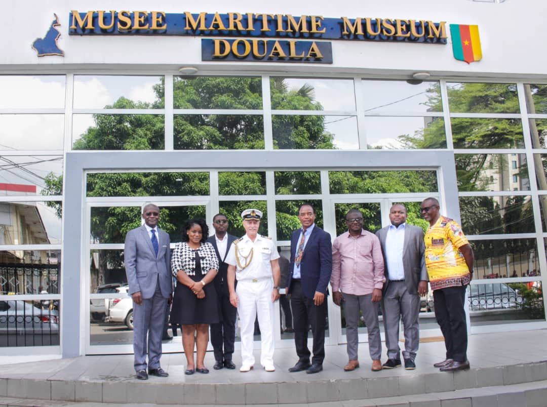 photo de famille au Musée Maritime de Douala